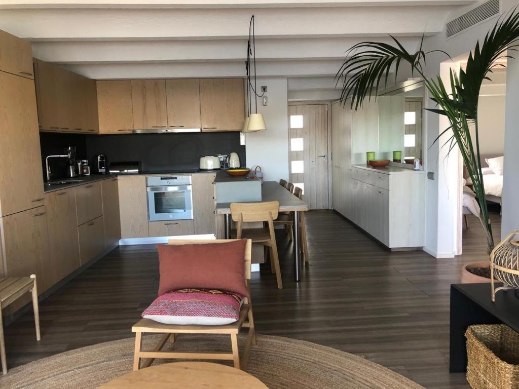 Beachfront Penthouse With Sea Views In Appartement *